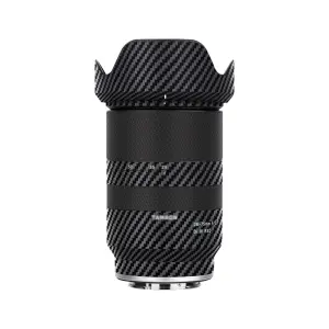 JJC Rept&aring;lig skyddsfilm (skin) i kolfiber f&ouml;r Tamron 28-75mm f/2.8 Di III RXD