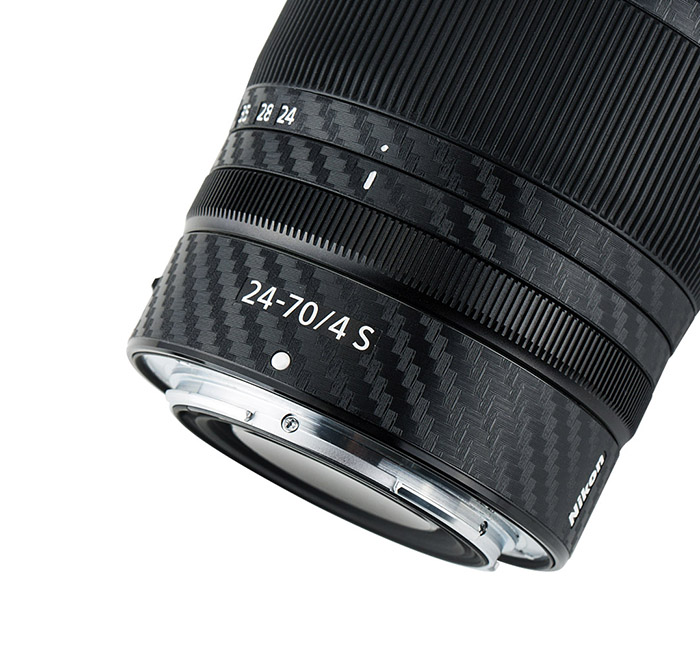 Kiwifotos Skin för Nikon Nikkor Z 24-70mm f/4 S - Svart kolfiberfilm